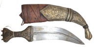 Auktion 376<br>Krummdolch Khanjar, Naher Osten/Jemen, Lederscheide mit Messingbeschlag, Messinggriff, L-ca. 39 cm