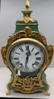 Auktion 376<br>Schweizer Neuenburger Pendule, 19.Jhd., gr&uuml;n lackiertes Holz, Rocaille- und Akanthusblatt-Applikationen aus Bronze feuervergoldet, Bekr&ouml;nung lose, Glas gerissen, aber Werk l&auml;uft H-58 cm