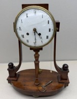 Auktion 376<br>Klassizismus Kommodenuhr, Holzgeh&auml;use, Glas gerissen, Werk l&auml;uft, H-39 cm, B-31 cm