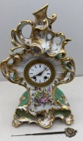 Auktion 376<br>Porzellan Kaminuhr um 1880, ohne Hersteller, Werk nicht gepr&uuml;ft, Pendel mit L&ouml;wenkopf, wohl nicht original?, H-34 cm