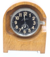 Auktion 376<br>historische deutsche Milit&auml;r-Betriebs- oder Funkraumuhr, Junghans, wohl Typ Fl. 2559 oder &auml;hnliches Modell, in Holzgeh&auml;use, Werk l&auml;uft, ca. H-13cm D-10,5cm