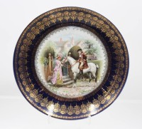 Auktion 376<br>dekorativer Porzellanteller, kobaltblauer Fond, historischen Genreszene, blaue Bienenkorbmarke, &auml;lter, D-21,5cm