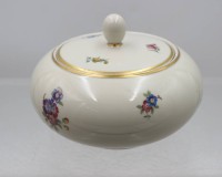 Auktion 376<br>Porzellan-Bonboniere, F&uuml;rstenberg, florales Dekor, &auml;lter, ca. H-10cm D-14cm