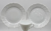 Auktion 376<br>2x Kuchenteller sowie eine Tasse, Hutschenreuther Dresden Wei&szlig;, Tasse ca. H-6,5cmm Teller D-19cm
