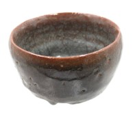 Auktion 376<br>wohl traditionelle japanische Raku-Teeschale (Chawan), Laufglasur, ca. H-7,5cm D-12,5cm