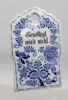 Auktion 376<br>Fr&uuml;hst&uuml;cksbrett um 1900, Spruch, Zwiebelmuster, Altersspuren, ca. 22 x 14,5cm