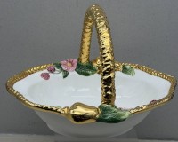 Auktion 376<br>gr. Henkelschale, handbemalt und Goldstaffage,  H-20 cm, 31x30 cm, Italien