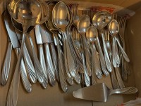 Auktion 376<br>versilb. Bestecfk "WMF" Dekor Wien, f&uuml;r mindestens 8 Personen, 8x Messer-Gabel-L&ouml;ffel-Kuchengabeln, 9x Kaffeel&ouml;ffel, 9x Vorlegeteile, guter Zustand (zus. 50 Teile), ca. 2,4 kg