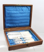 Auktion 376<br>antikes englisches Besteckset, versilbert, Perlmuttgriffe, florale Ziselierungen, Messer L-20cm, Kasten nicht original