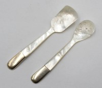 Auktion 376<br>Eisl&ouml;ffel und Eierl&ouml;ffel, Perlmutt, je mit 925er Silber-Montur, &auml;lter, L-13cm