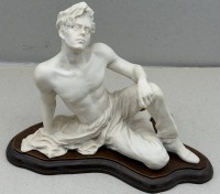 Auktion 376<br>Figur eines sitzenden J&uuml;nglings auf Holzbrett,Kunstharz,  H-24 cm, L-30 cm