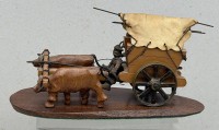 Auktion 376<br>Holzschnitzerei, Planwagen mit Ochsengespann, gekauft Buenos Aires 1961, H-11 cm, L-22 cm