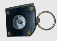 Auktion 376<br>Orig. Marsch Kompass , wohl milit&auml;risch, olivgr&uuml;n mit Inventarnummer, 6x6 cm