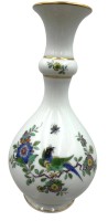 Auktion 376<br>Keulenvase "Meissen" Indische Fels, Blumen und Vogelmalerei , 1.Wahl,  H-18 cm