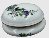 Auktion 376<br>ovale Deckeldose "Meissen" Indische Fels, Blumen und Vogelmalerei 12, 1.Wahl, H-7,5 cm, ca. 12x10 cm