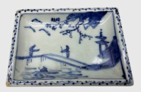 Auktion 376<br>kl. China-Schale mit Blaumalerei, eine Ecke bestossen