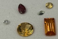 Auktion 376<br>6x Farbsteine, darunter 1 Brillant, 0,025 Karat