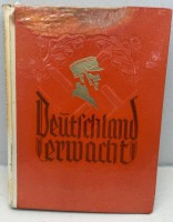 Auktion 376<br>Sammelalbum "Deutschland erwacht" , mit Poster "Standartenweihe 1933", wohl komplett, Einband besch&auml;digt