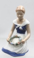 Auktion 376<br>Porzellanfigur, kniendes M&auml;dchen mit einem Blumenkranz, Bing &amp; Gr&oslash;ndahl, Modell-Nr. 2345, ca. H-15cm