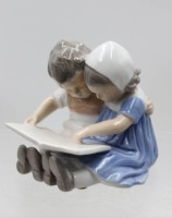 Auktion 376<br>Bing &amp; Gr&oslash;ndahl-Figur, Modellnr 1567, Lesende Kinder, Entw. Ingeborg Plockross-Irminger, ca. H-10cm