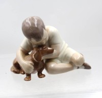 Auktion 376<br>Wahre Freundschaft, Jungen, der einen braunen Dackel umarmt,  Modellnr. 1951, Bing &amp; Gr&ouml;ndahl, ca. H-9cm