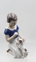 Auktion 376<br>kniendes M&auml;dchen mit einem kleinen Welpen, Bing &amp; Gr&oslash;ndahl, Modellnr. 2216, ca. H-13cm