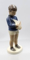 Auktion 376<br>Junge mit Segelboot, Modellnr 2380, Bing &amp; Gr&oslash;ndahl, Entw.Svend Jespersen, ca. H-18cm