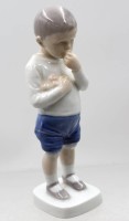 Auktion 376<br>stehender Jungen, Modellnr. 1696,  Entw. Ingeborg Plockross-Irminger, Bing &amp; Gr&oslash;ndahl, ca. H-18cm