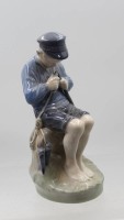 Auktion 376<br>Royal Copenhagen, Modellnr. 905, schnitzender Junge, 3 Schleifstriche, ca. H-19cm