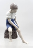 Auktion 376<br>Junge auf Stein, Bing &amp; Gr&oslash;ndahl, Modellnr. 1757, ca. H-20cm
