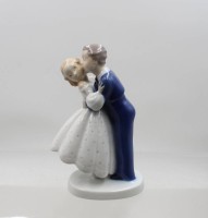 Auktion 376<br>Figurengruppe "Hans und Trine", Bing und Gr&ouml;ndahl, Modellnr. 2162, Entw. Claire Weiss, ca. H-18,5cm