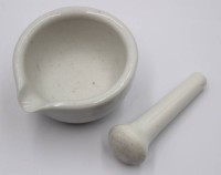 Auktion 376<br>kl. M&ouml;rser, Wei&szlig;porzellan, &auml;lter, ca. H-5cm