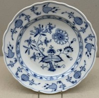Auktion 376<br>tiefer Teller "Stadt Meissen" Zwiebelmuster, H-4,5 cm, D-25 cm