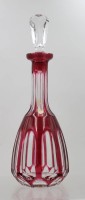 Auktion 376<br>hohe Bleikristall-Karaffe, wohl Serie &bdquo;Antika&ldquo; von Nachtmann, rubinroter Glas&uuml;berfang, ca. H-35cm