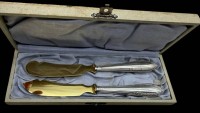 Auktion 376<br>Butter- und K&auml;semesser in Etui, Griffe Silber-800-, Klingen vergoldet,