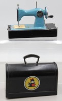 Auktion 376 / Los 12033 <br>sowjetische Vintage-Kindern&auml;hmaschine,  Modell Malyutka, in Kasten, ca. H-19,5cm B-25,5cm T-10,5cm