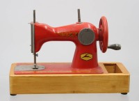 Auktion 376<br>vintage Kindern&auml;hmaschine aus rotem Metall mit einem Holzsockel, Russland, ca. H-17cm B-25cm T-11,3cm