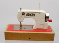 Auktion 376<br>vintage Kindern&auml;hmaschine, Regina, mit einem Holzsockel, ca. H-18cm B-24cm T-13cm