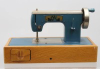 Auktion 376 / Los 12037 <br>vintage Kindern&auml;hmaschine, Regina, mit einem Holzsockel, ca. H-16,5cm B-29,5cm T-13cm