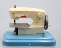 Auktion 376<br>alte Ma Cousette Kindern&auml;hmaschine, Altersspuren, ca. H-16cm B-23,5cm T-14,5cm