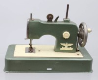 Auktion 376<br>gr&uuml;ne Casige-Kindern&auml;hmaschine, Altersspuren, ca. H-16,5cm B-23cm T-12cm