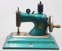 Auktion 376<br>gr&uuml;ne Casige-Kindern&auml;hmaschine, Altersspuren, ca. H-16,5cm B-20cm T-11,3cm