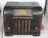 Auktion 376<br>historisches R&ouml;hrenradio vom Typ Blaupunkt 4W5, 1935/1936, Bakelitgeh&auml;use (besch&auml;digt), ca. H-35,5cm B-40,5cm T-30,5cm, ca. 13 Kg