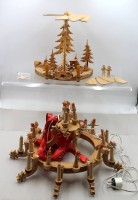 Auktion 376<br>elektrischen h&ouml;lzernen Adventsleuchter bzw. Deckenleuchter  sowie erzgebirgische Weihnachtspyramide, jeweils div. Besch&auml;digungen od. Fehlteile, LAmpe D-46,5cm , Pyramide H-30,5cm