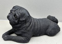 Auktion 376<br>schwerer Keramikmops, signiert Sandra Brue, von Sandicast, H-21 cm, L-40 cm, B-18 cm