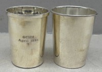 Auktion 376<br>2x massive Becher, versilbert, 1x Gravur GCHH, April 1993, mbeide gut erhalten, H-10,5 cm, zusammen 438 gr