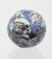 Auktion 376<br>kunstvolle, filigrane Cloisonn&eacute;-Emaille-Perle aus Silber (gepr.), Emaille teilw. besch&auml;digt, Kugel mit Druckstellen, &auml;lter, 13,3gr. , ca. D-4cm