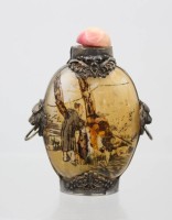 Auktion 376<br>chinesische Schnupftabakflasche, Personenszene, verziert mit silberfarbenen Metallfassungen im mongolischen Stil, ca. H-9,5cm