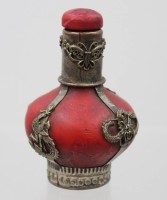Auktion 376<br>chinesische Schnupftabakflasche  aus rotem Stein ?, silberfarbne Monturen, alter ?, ca. H-8cm