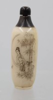 Auktion 376<br>antike chinesische Schnupftabakdose , Horn, Gedicht und Personendarstellung,  ca. H-8,5cm